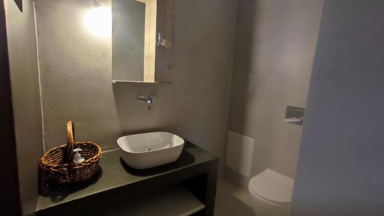 Evangelia Sými Buitenkant foto